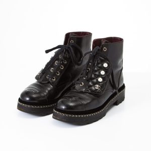 Botas CHANEL con perlas y cadena